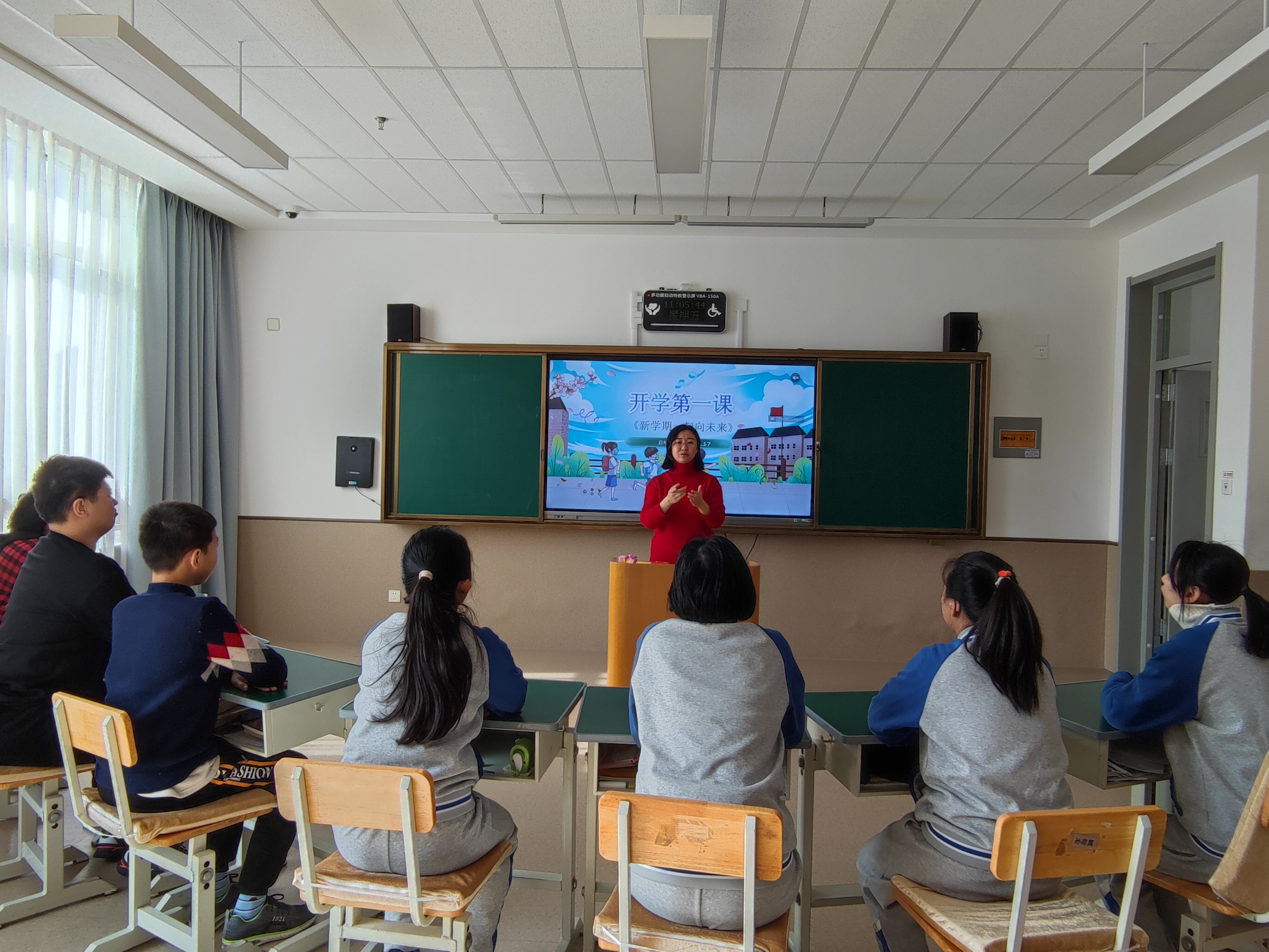 召開開學(xué)第一課班會.jpg