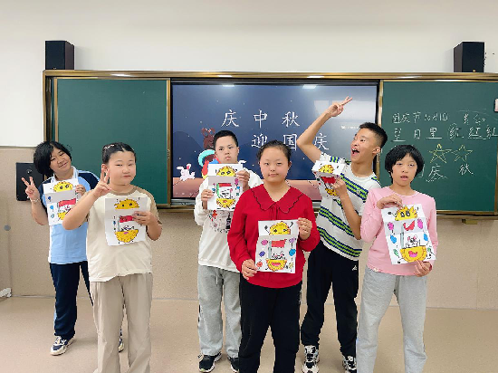 進行《慶中秋，迎國慶》繪畫作品制作.png